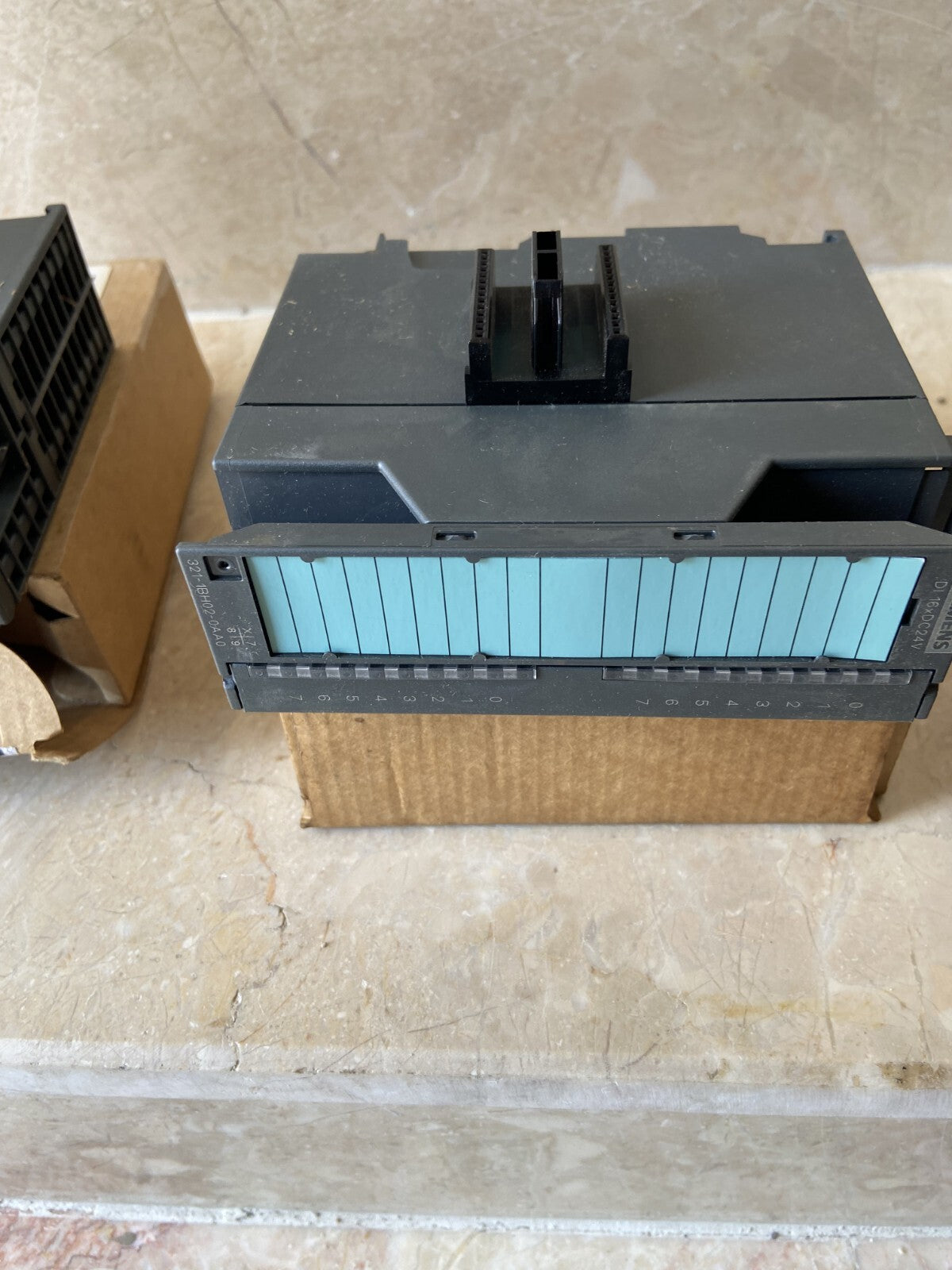 SIEMENS 3x 6ES7 322-1BH01-0AA0,  2x 6ES7 321-1BH02-0AA0, 1x 6ES7 331-7KF02-0AB0