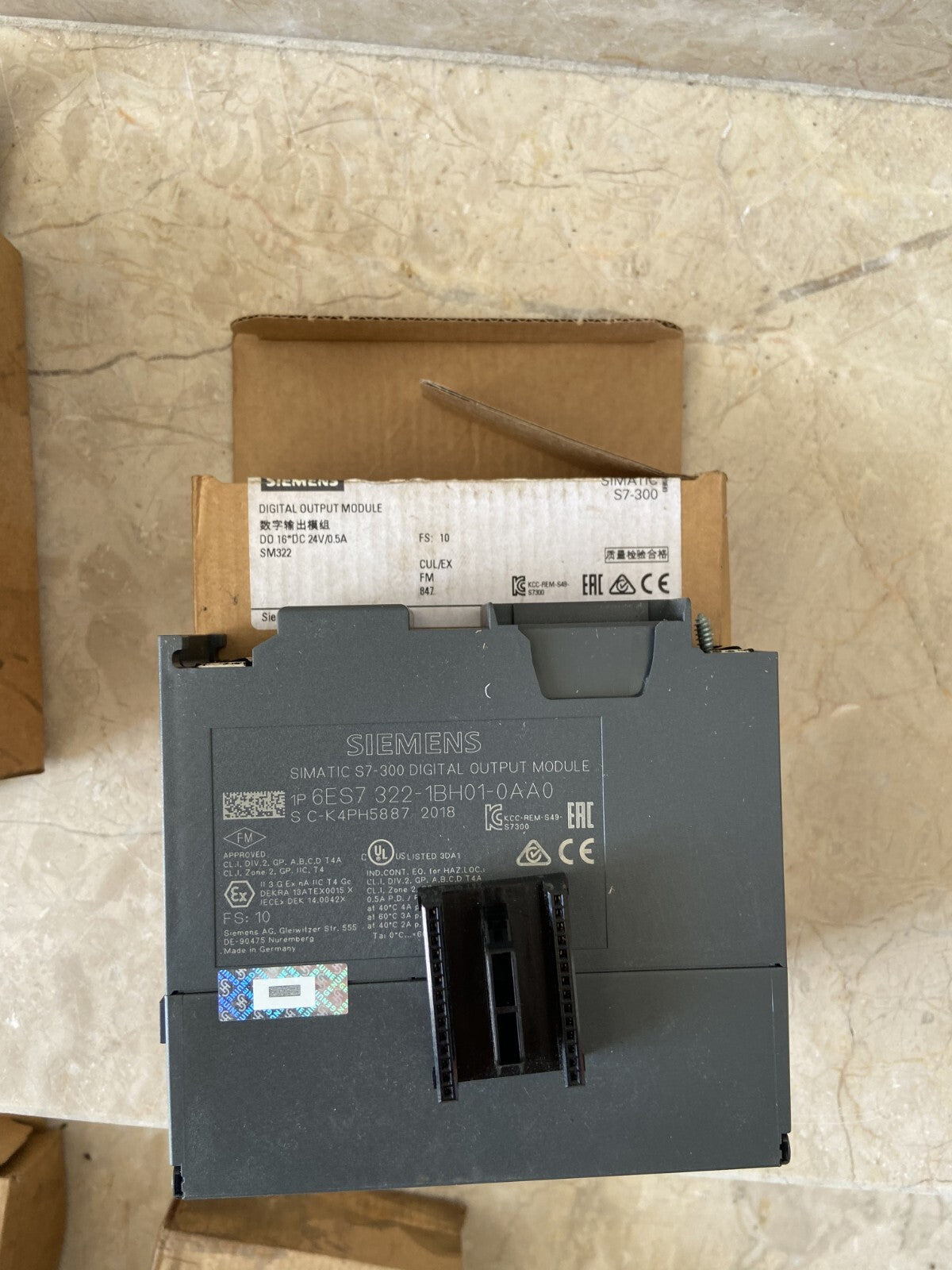 SIEMENS 3x 6ES7 322-1BH01-0AA0,  2x 6ES7 321-1BH02-0AA0, 1x 6ES7 331-7KF02-0AB0