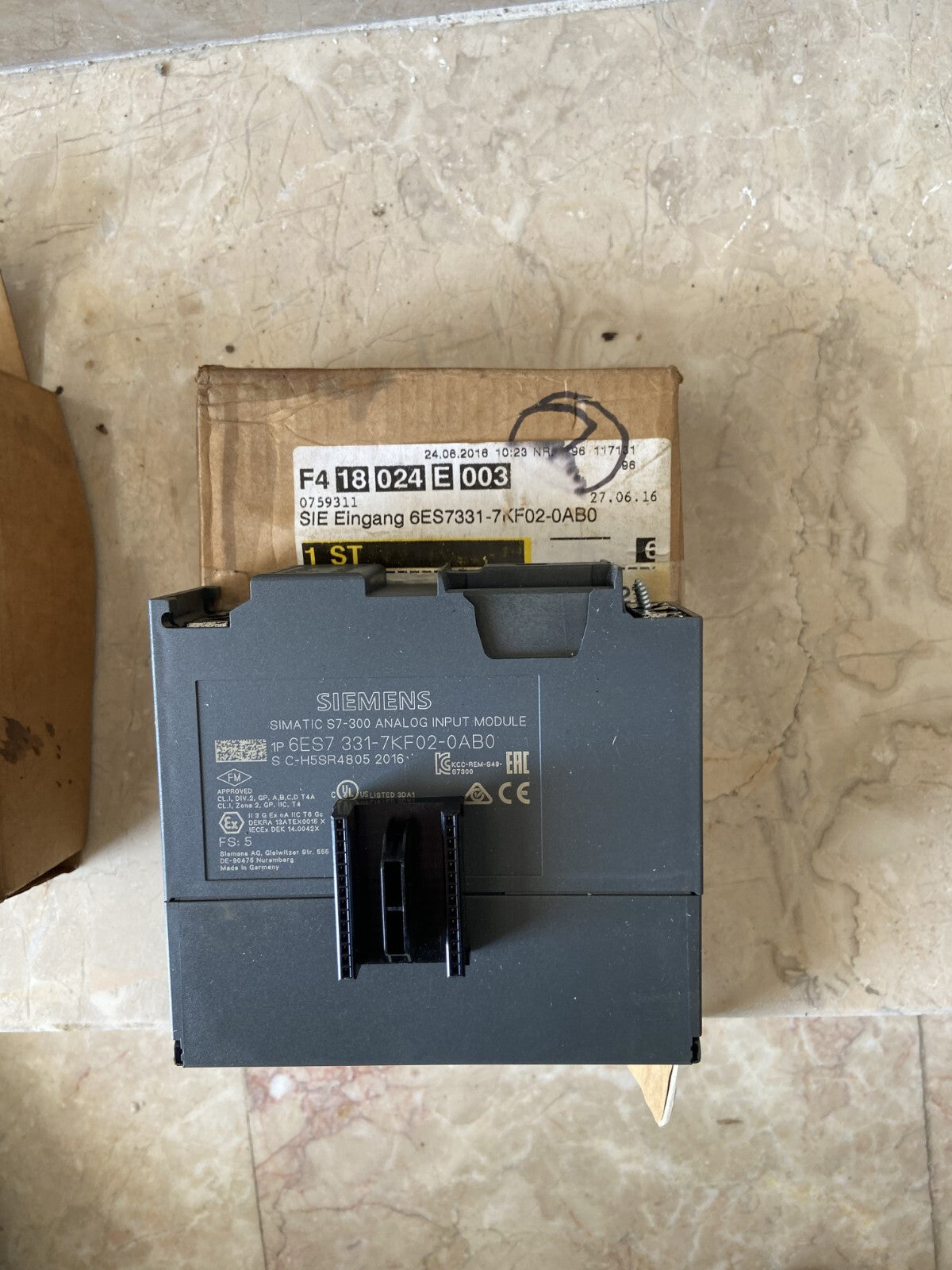 SIEMENS 3x 6ES7 322-1BH01-0AA0,  2x 6ES7 321-1BH02-0AA0, 1x 6ES7 331-7KF02-0AB0