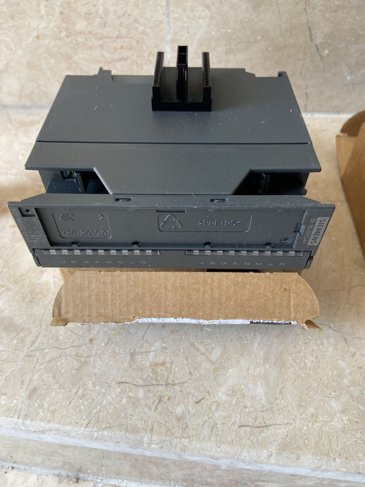 SIEMENS 3x 6ES7 322-1BH01-0AA0,  2x 6ES7 321-1BH02-0AA0, 1x 6ES7 331-7KF02-0AB0